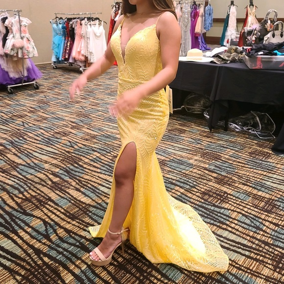 STUNNING YELLOW GOWN! - Picture 1 of 5